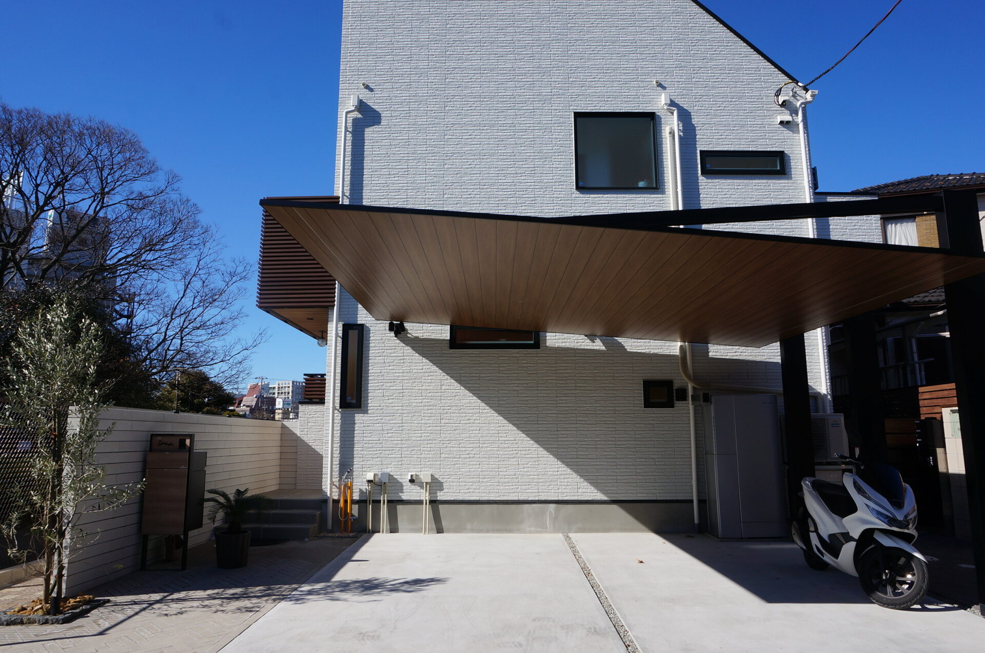 木目調のカーポートが主役 モダンなエクステリア施工例